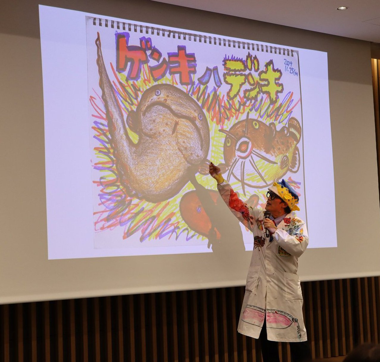 自ら描いたイラストを用いて講演するさかなクン.JPG