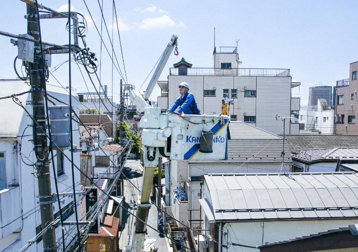 電線が入り組む場所は、干渉しないよう精密なクレーン操作が必要。